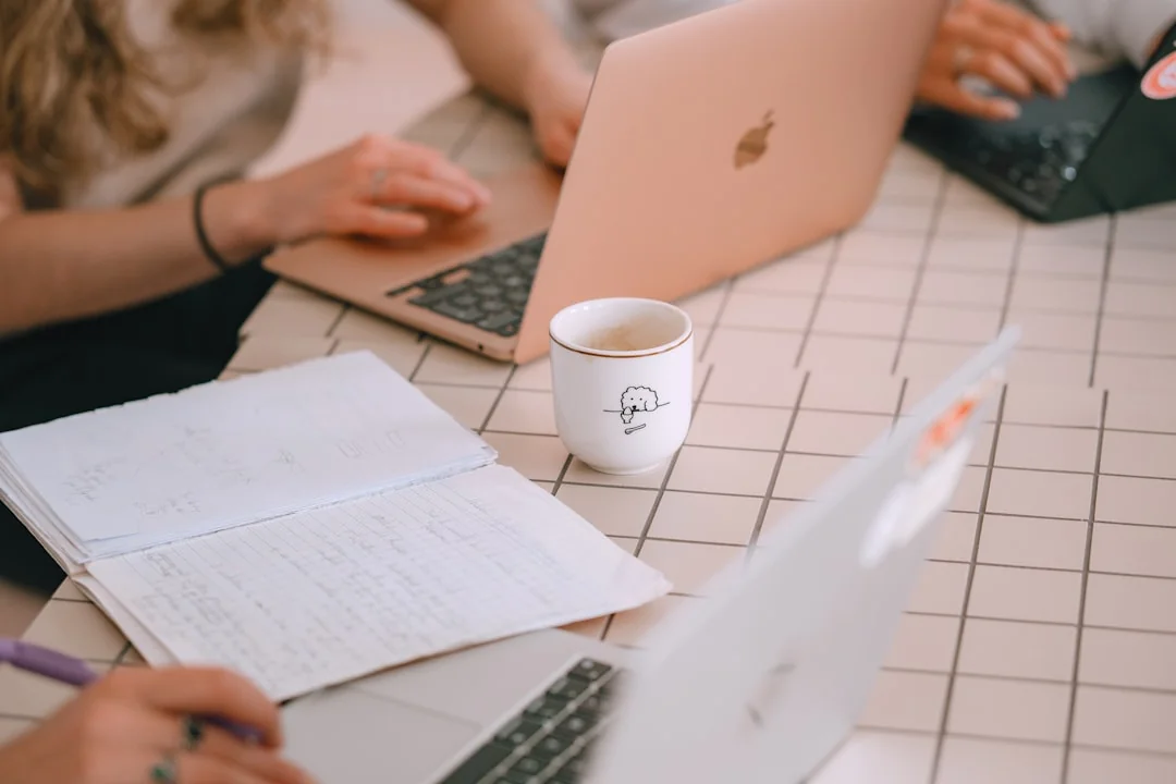 Deux collègues échangent des idées devant un tableau blanc lors d’une séance de stratégie créative.