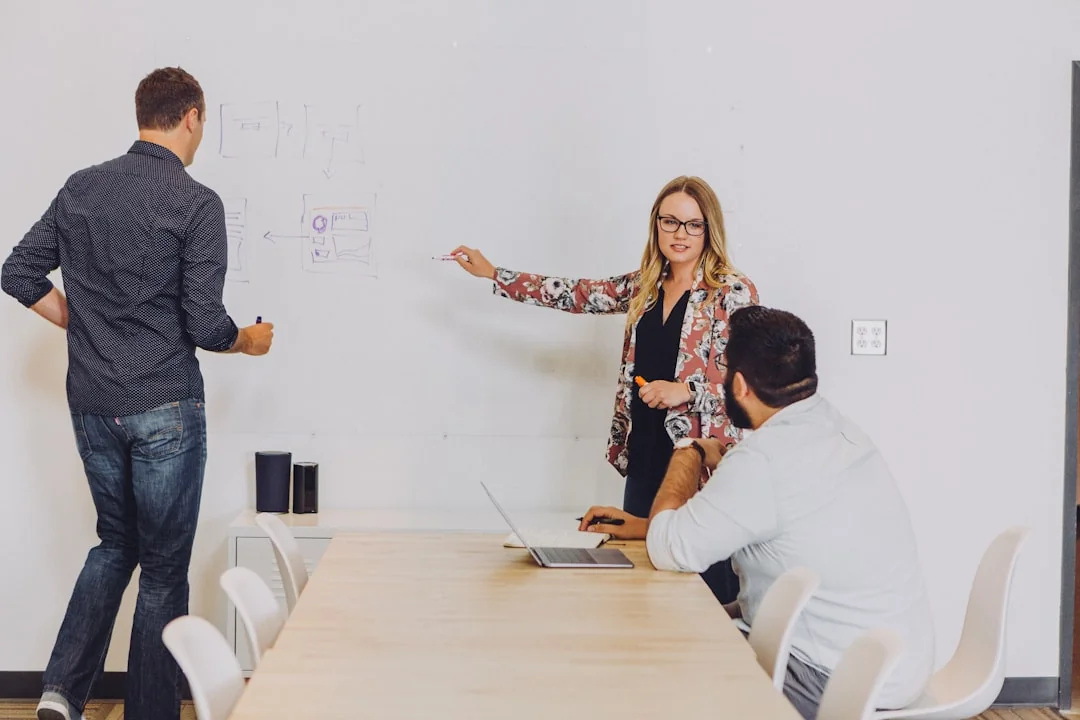 Un groupe de professionnels du business collabore dans un cadre de bureau.